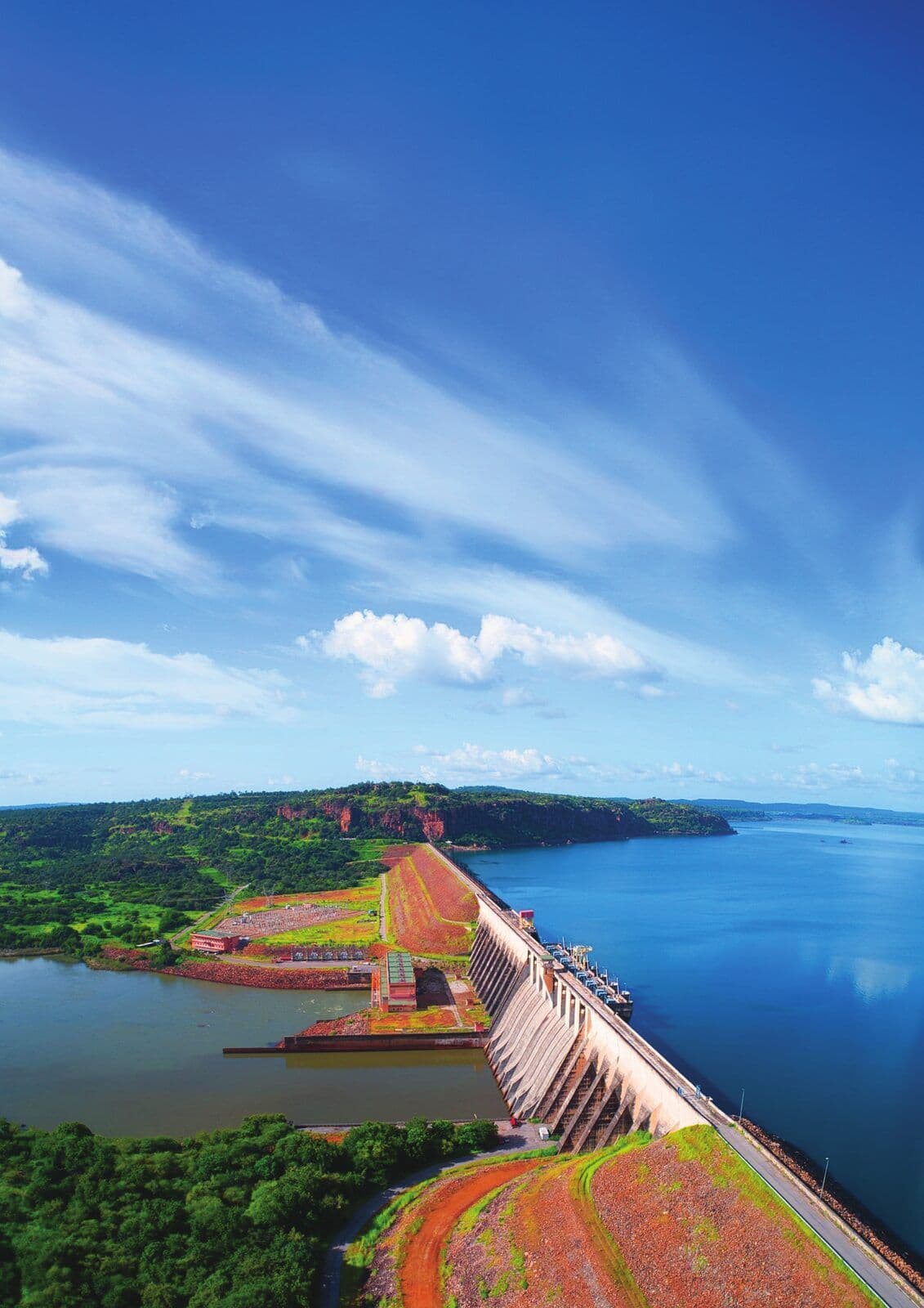 Vue aérienne d'un barrage et de sa retenue sur le fleuve Sénégal